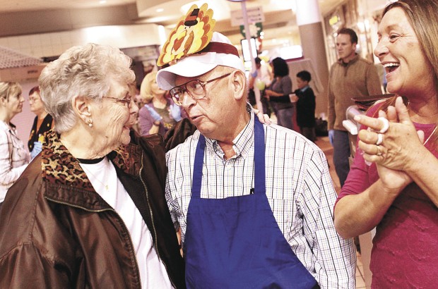 CommunityThanksgivingDinner1_112212